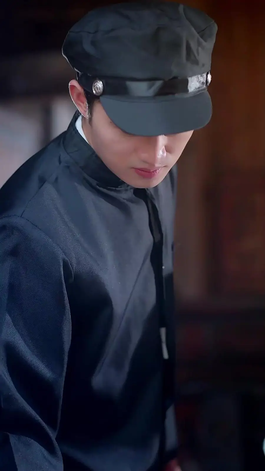 《回到民国当土豪》：爆笑穿越！看现代社畜如何在民国玩转商界，逆袭成首富！